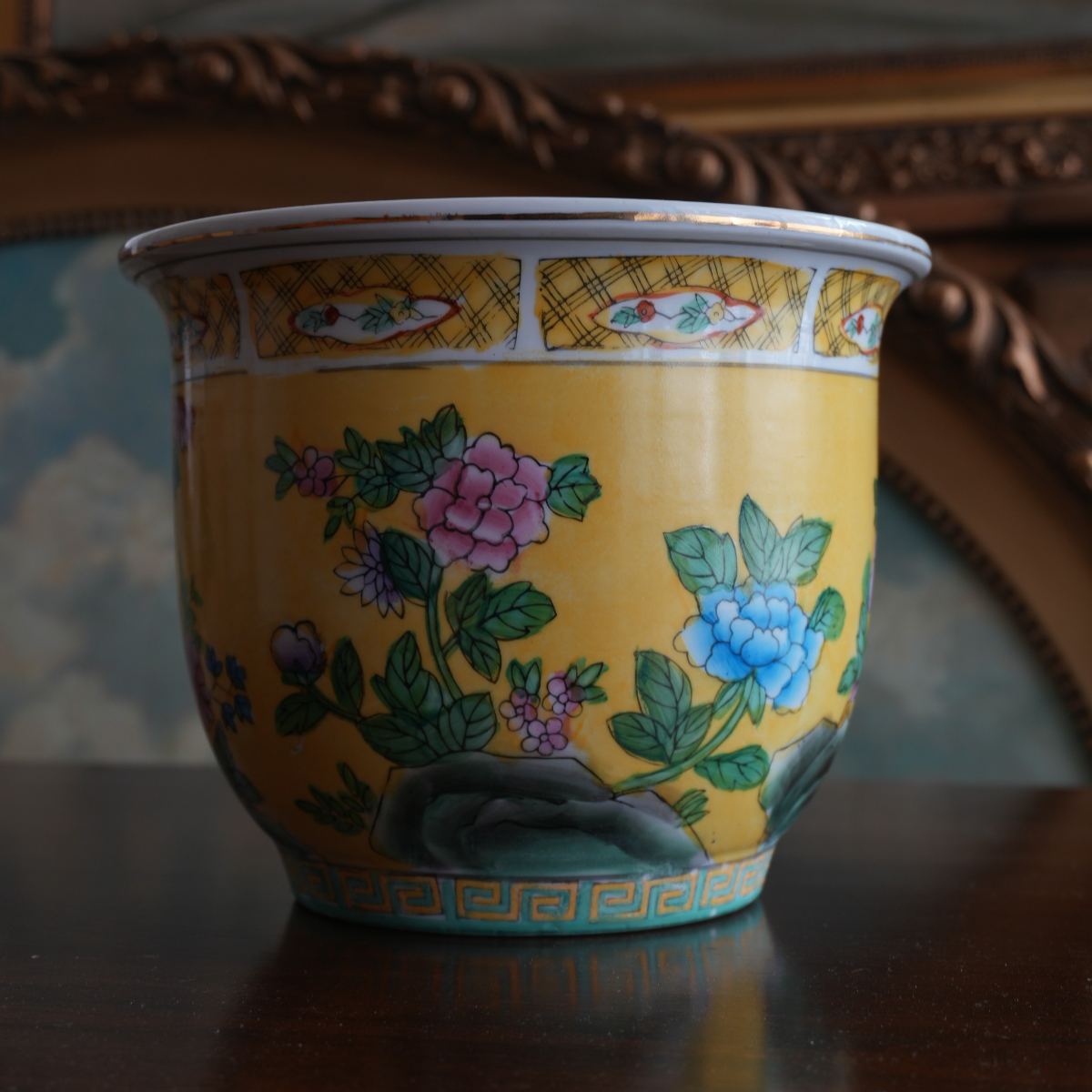 Osłonka famille jaune, piwonie na żółtym tle, Chiny ChRL, lata 60-70. XX w.